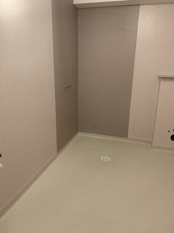 Pose d'une salle de bain en PMR